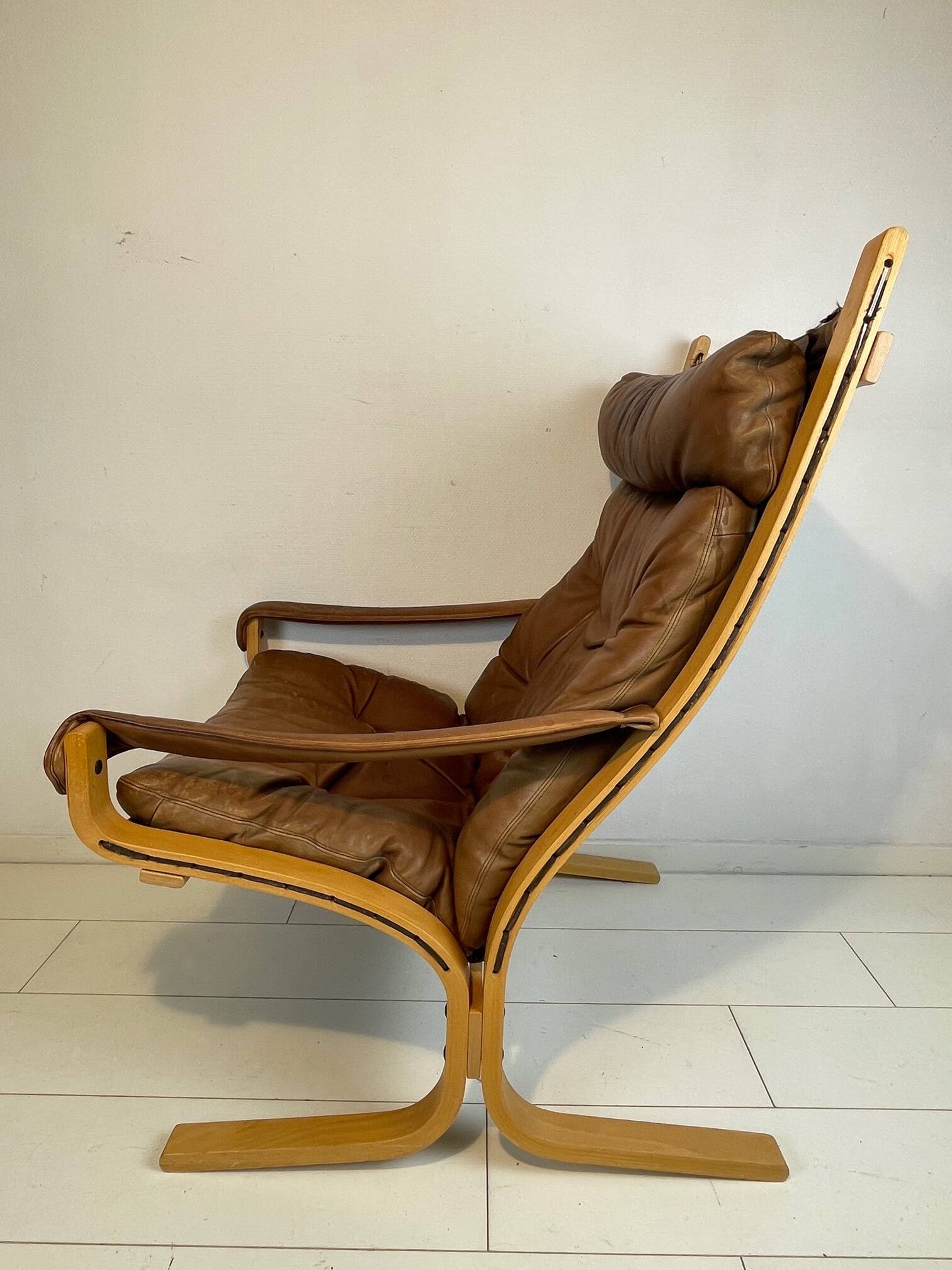 Beautiful vintage Westnofa chair model Siesta by Ingmar Relling. Leather Siësta chair. Nice patina.