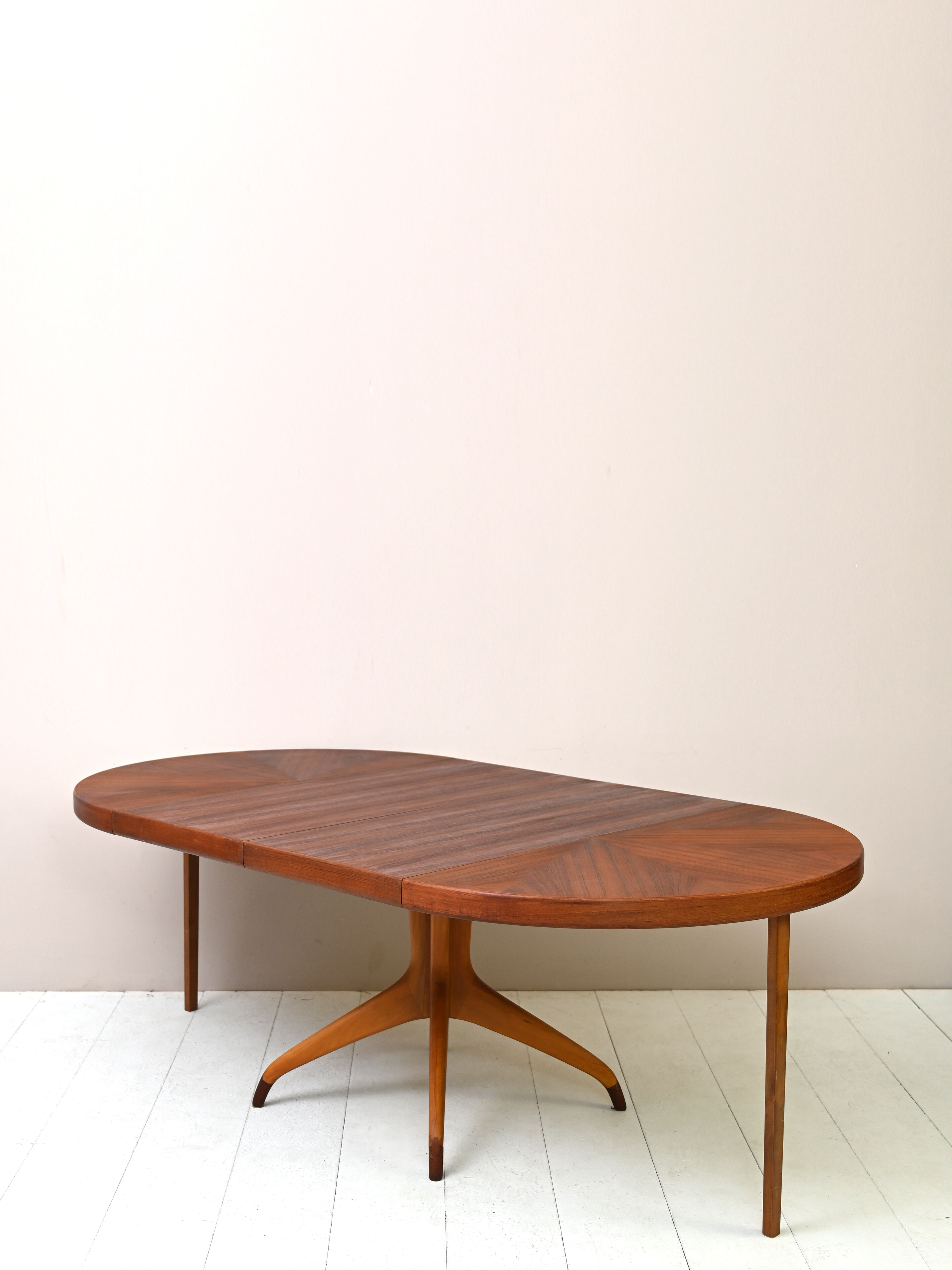 Scandinavian extending table by David Rosen