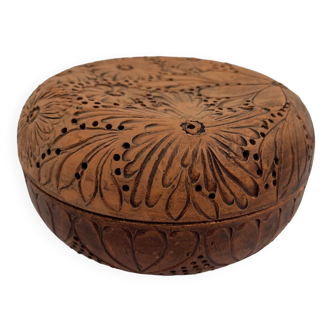 Box with airy handmade terracotta lid