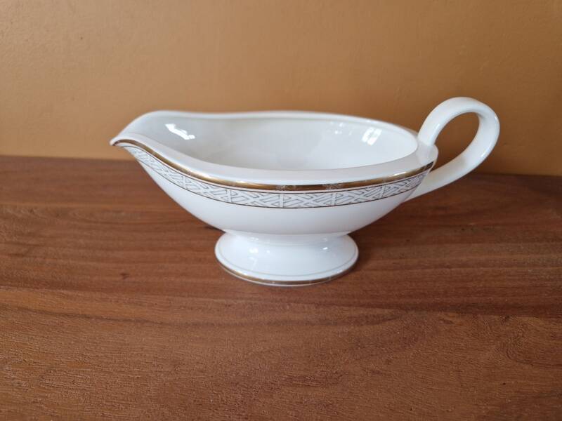 Villeroy and Boch - Kimono porcelain sauce boat, Château collection