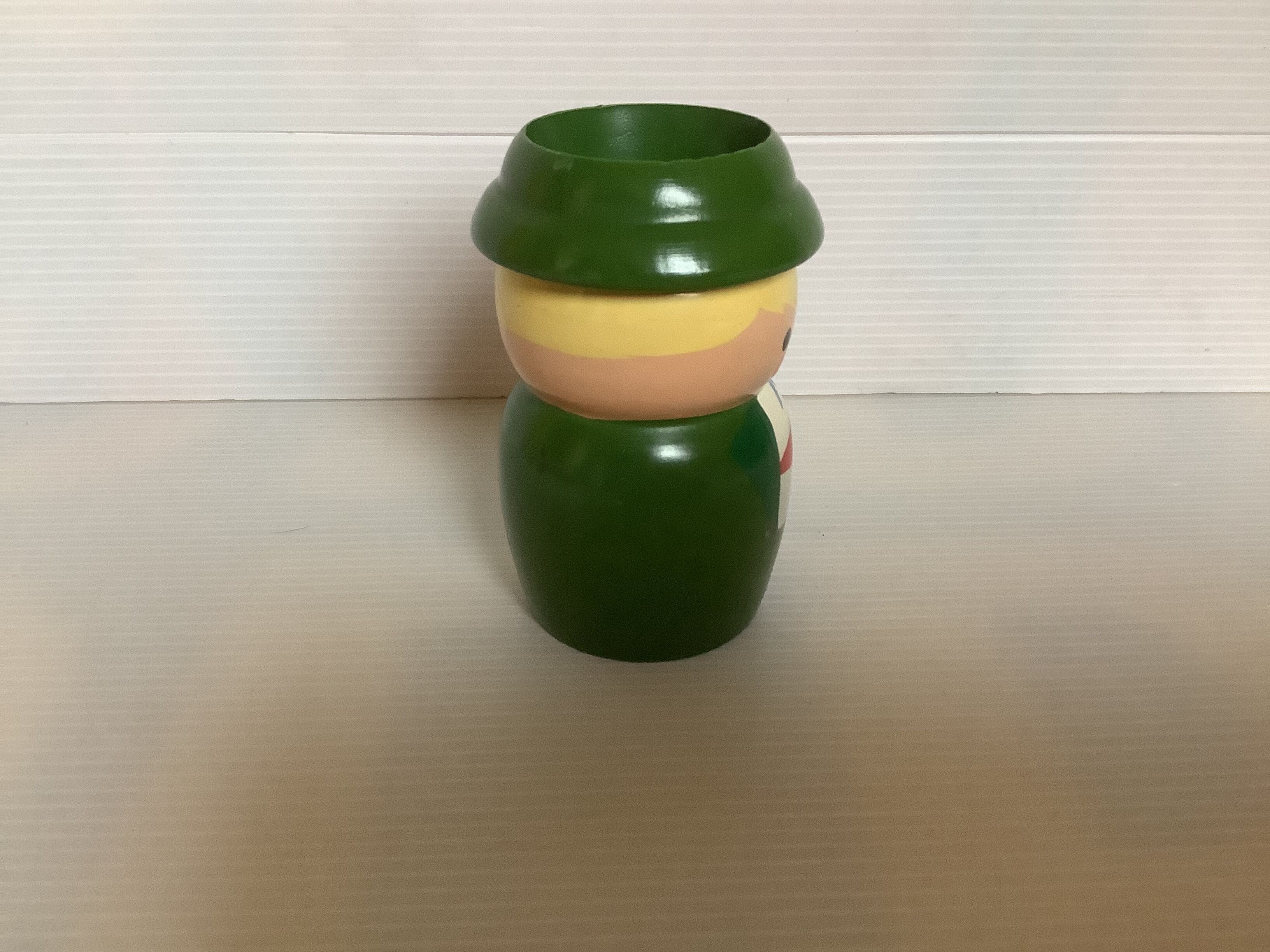 Coquetier wood painted small character