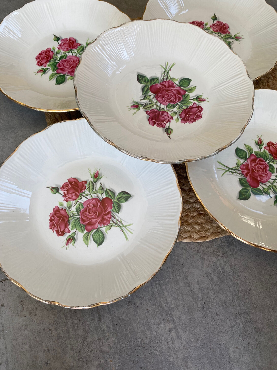 5 Hollow porcelain plates