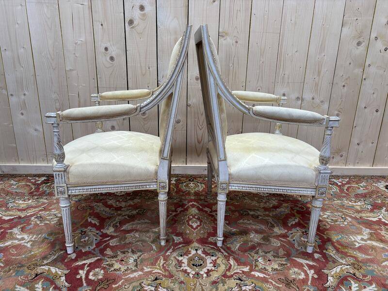 Paire de fauteuils de style Louis XVI en bois patiné