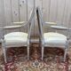 Paire de fauteuils de style Louis XVI en bois patiné