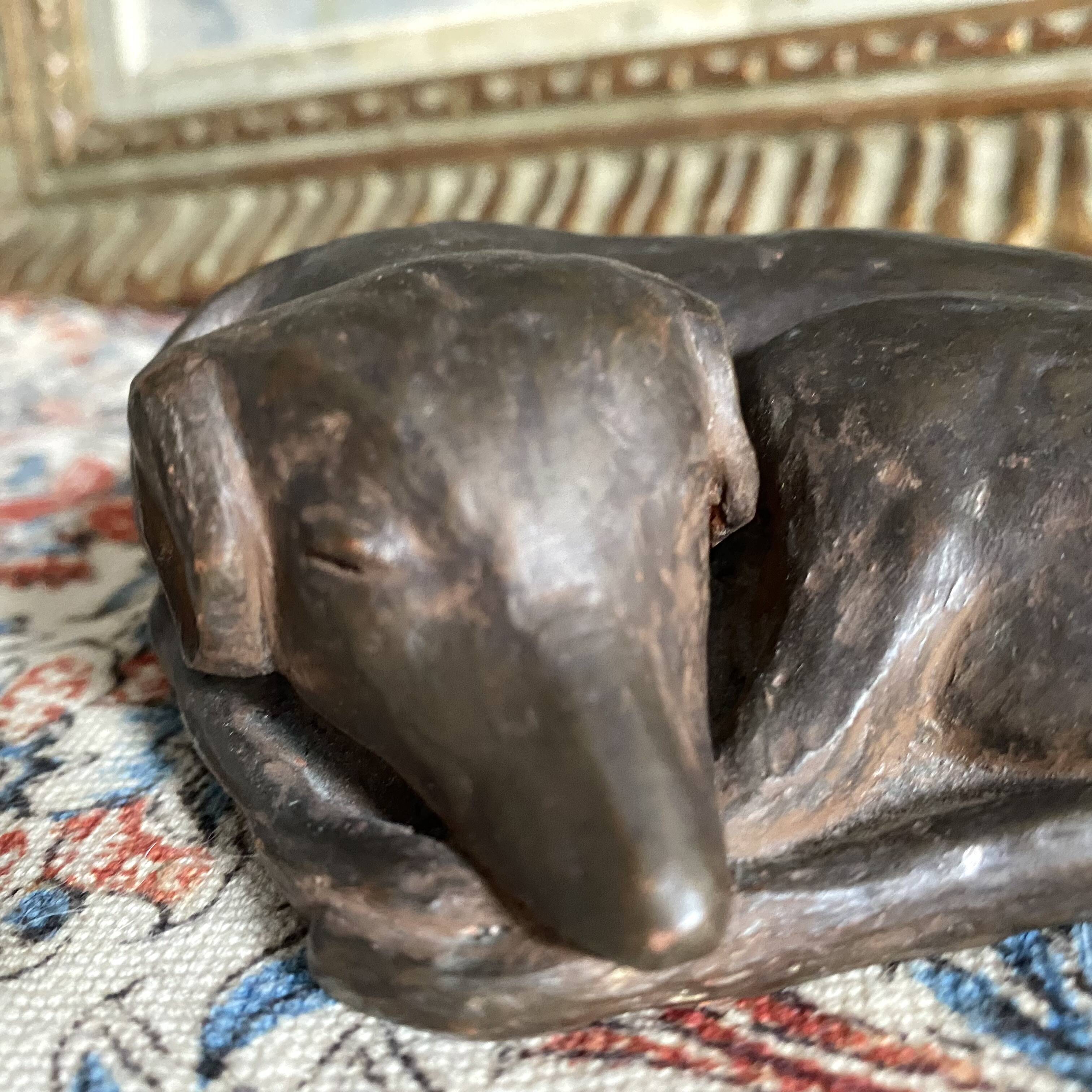 Sculpture chien couché