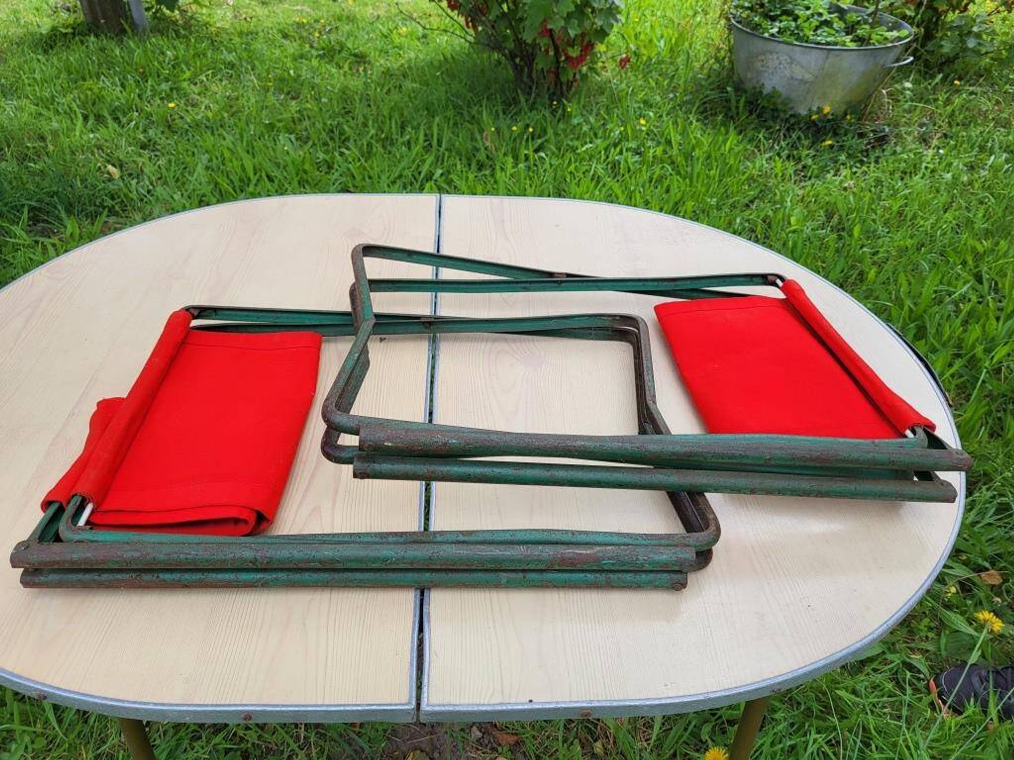 Ensemble table et duo chaises pliantes camping vintage 1970