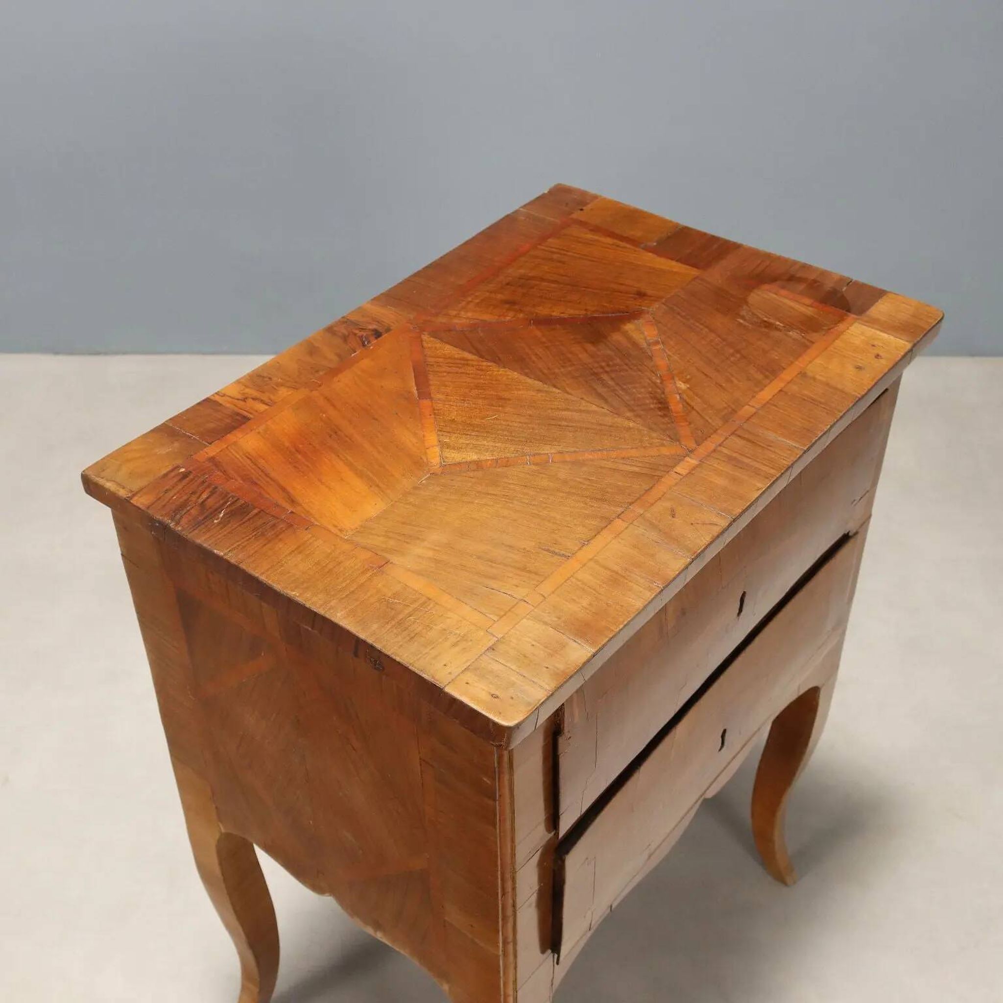 Antique baroque bedside table in walnut and rosewood, Italy, 18th century.