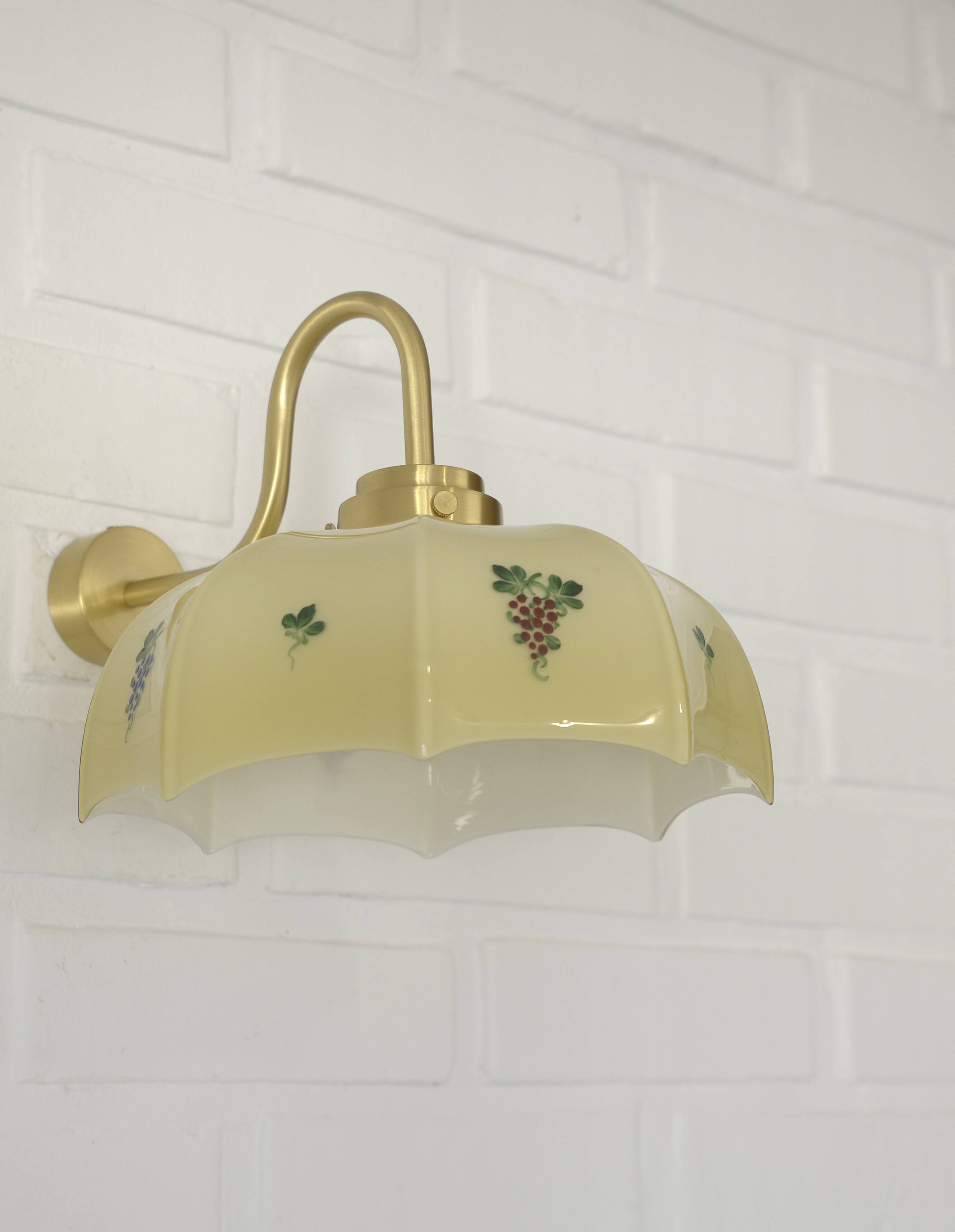 Applique murale vintage en verre beige, style années 1950, avec col de cygne et luminaire en laiton.