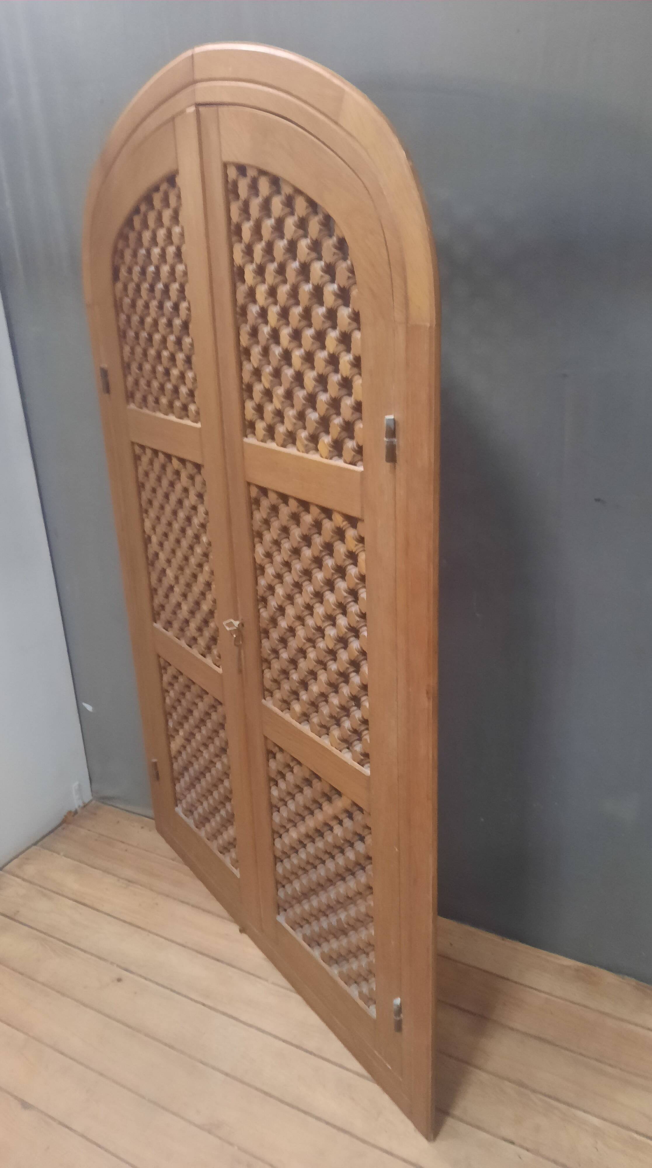Double oriental door and its frame