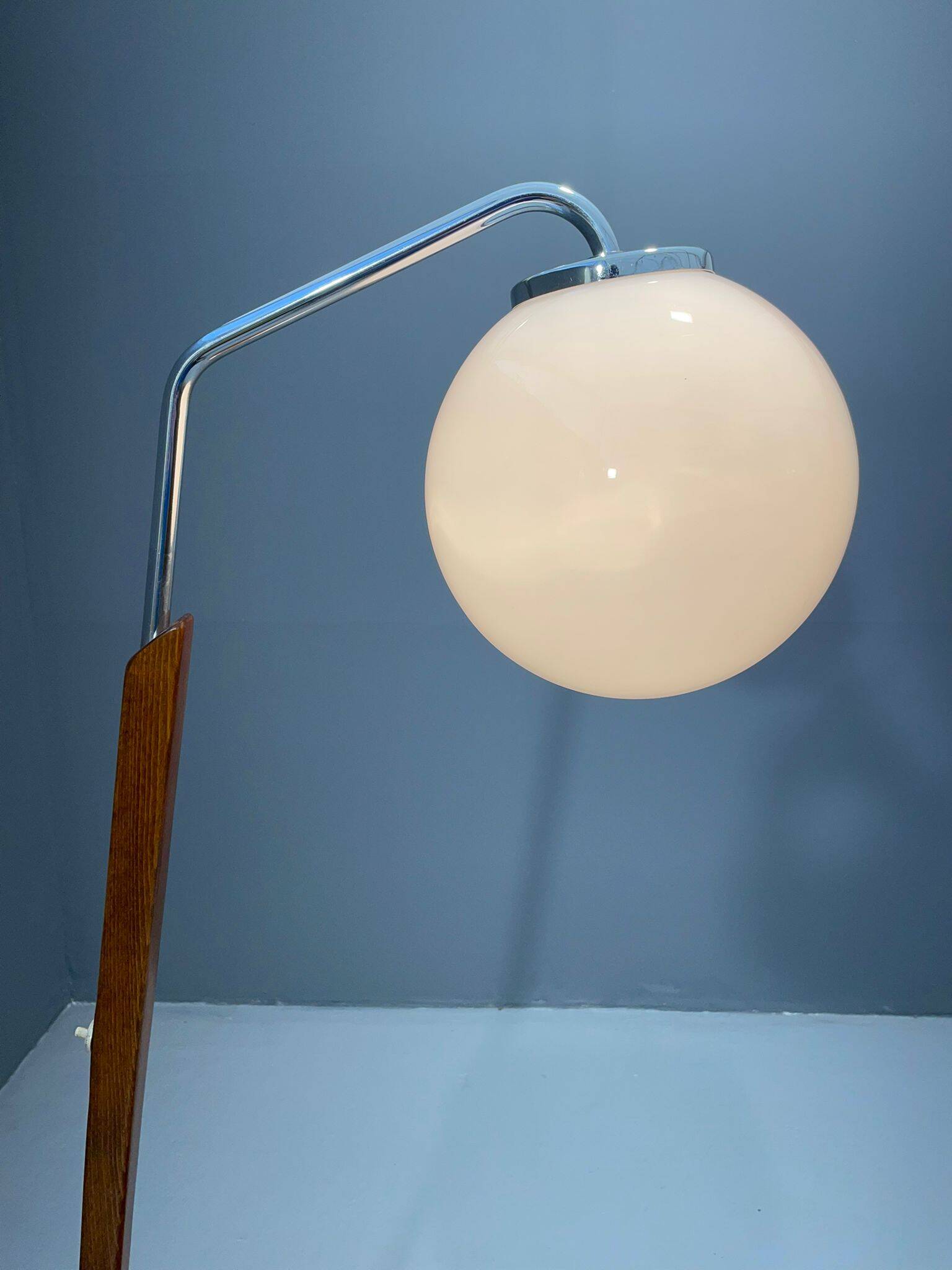 Lampadaire Art Déco avec verre laiteux et table d'appoint, Thonet, années 1950 – Czechos
