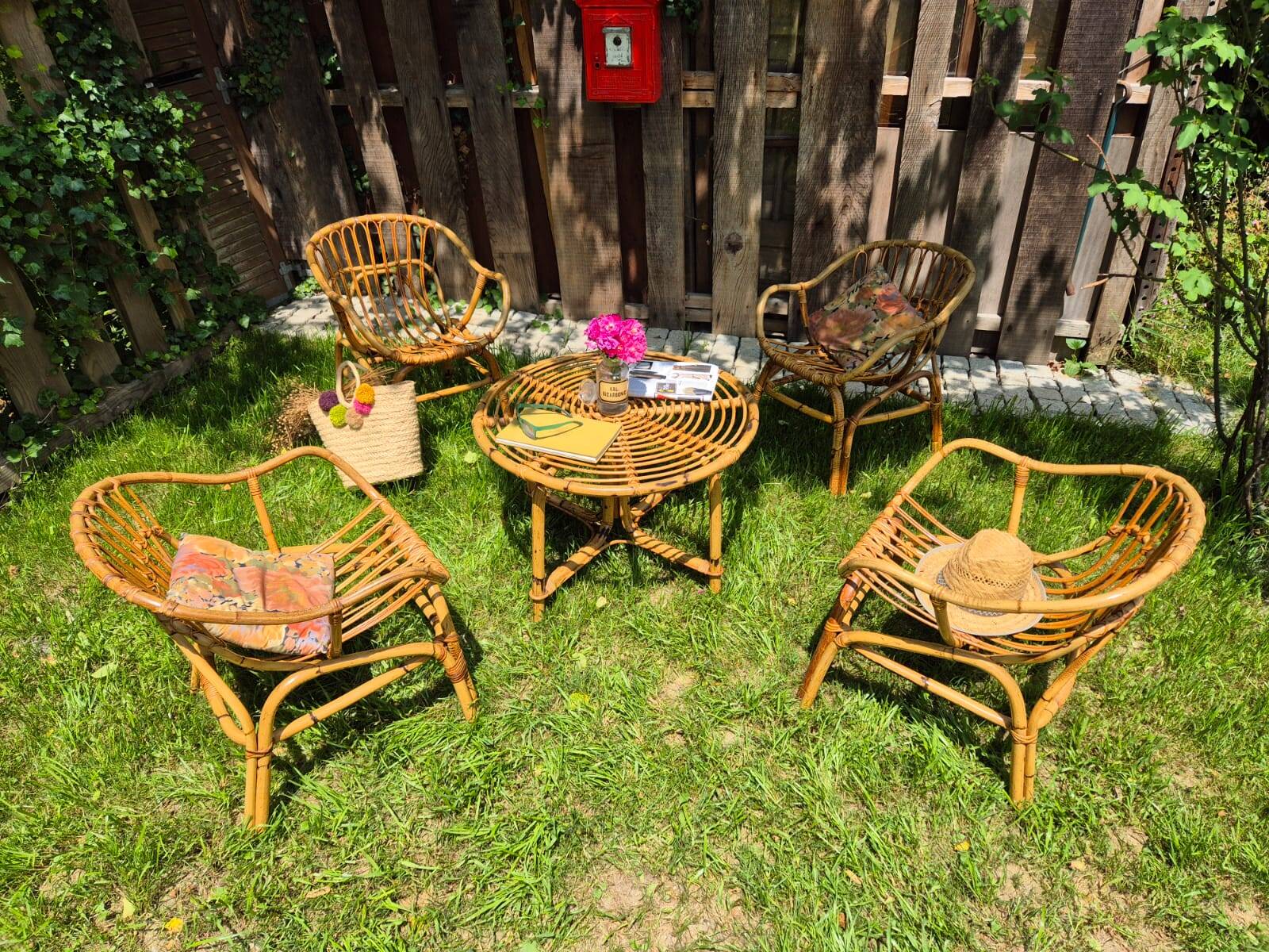 Vintage rattan lounge