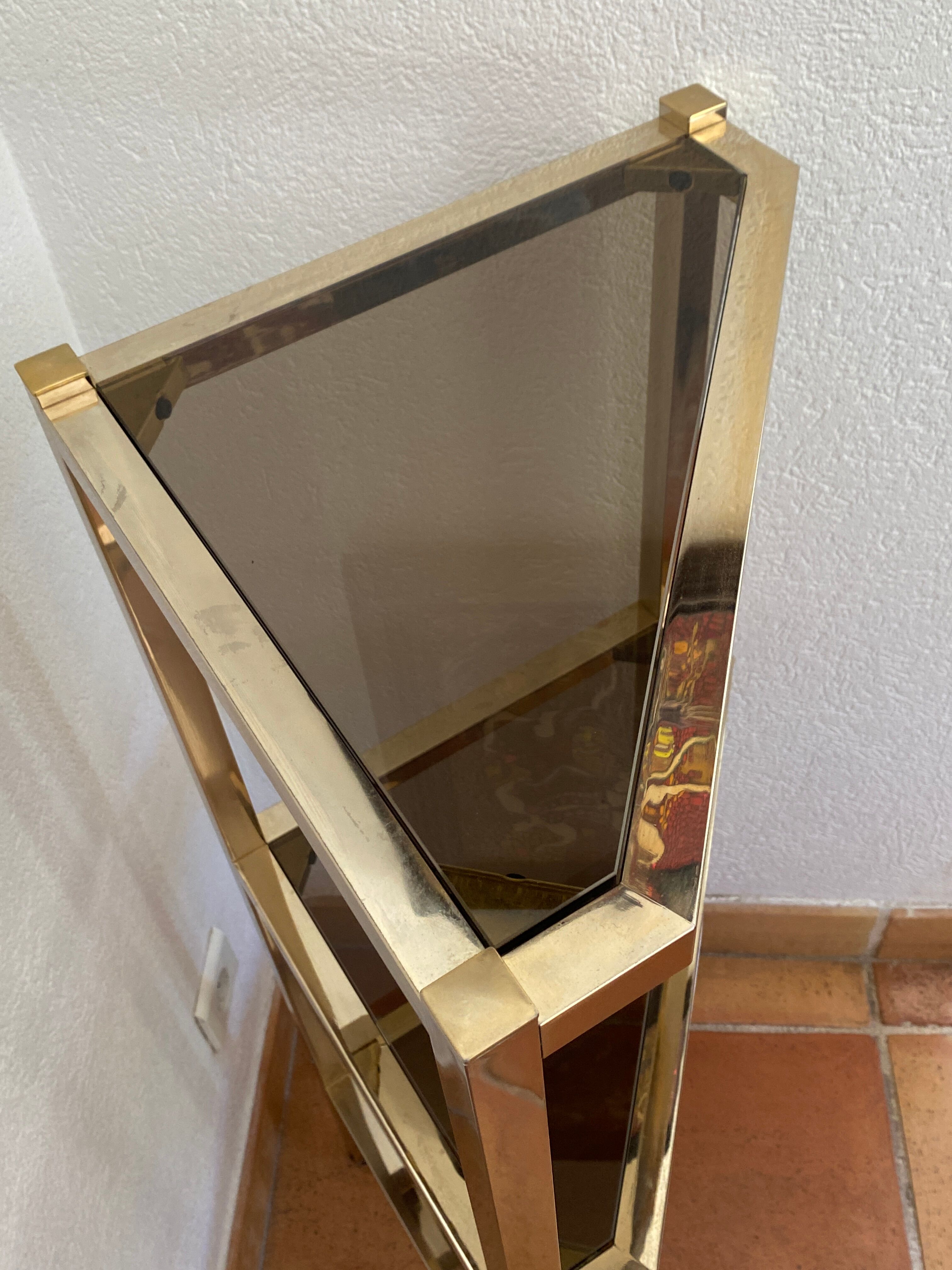 Console d’angle en laiton et verre fumés