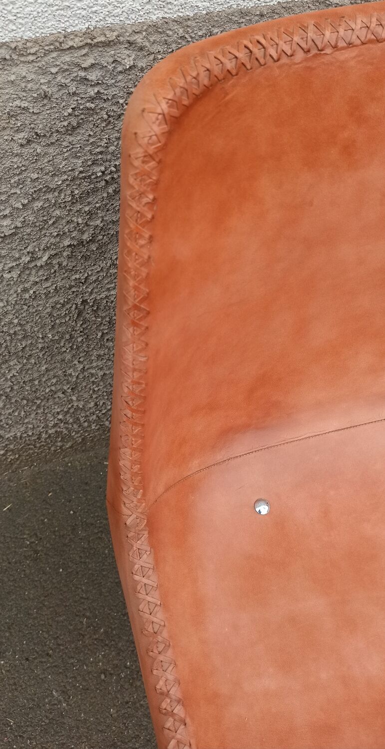 Set of 6 leather chairs with black metal frame