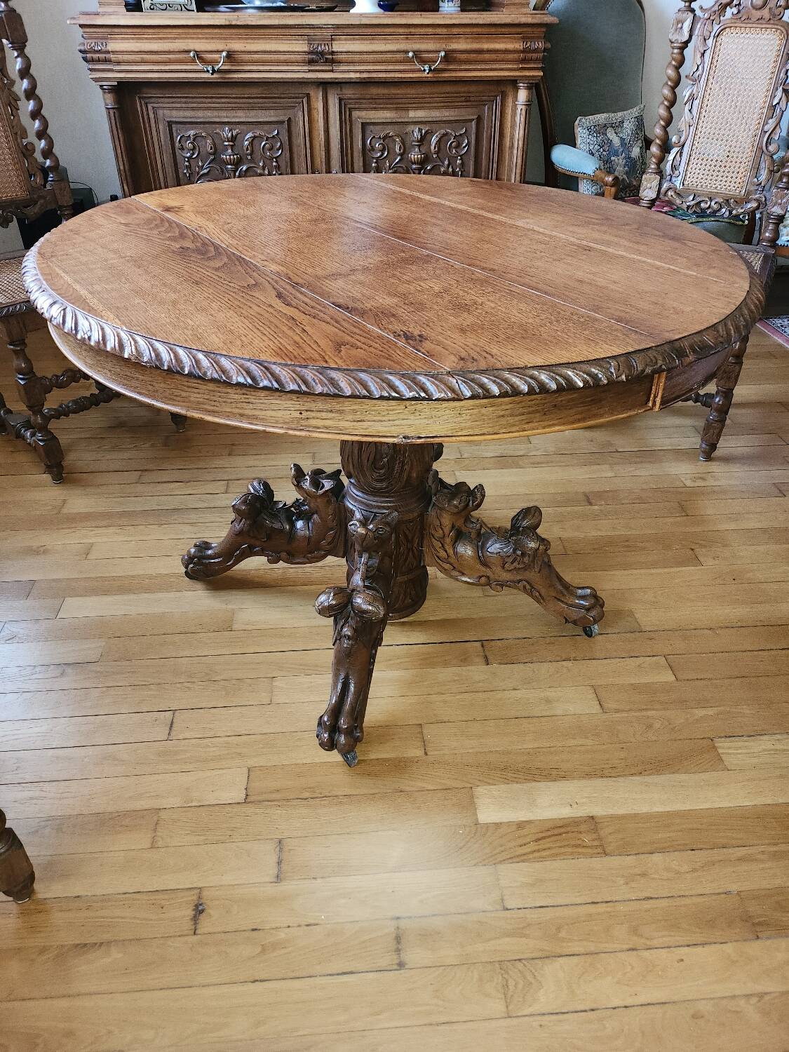 Round central leg table
