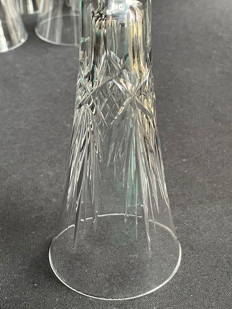 9 champagne flutes – Blown and cut crystal