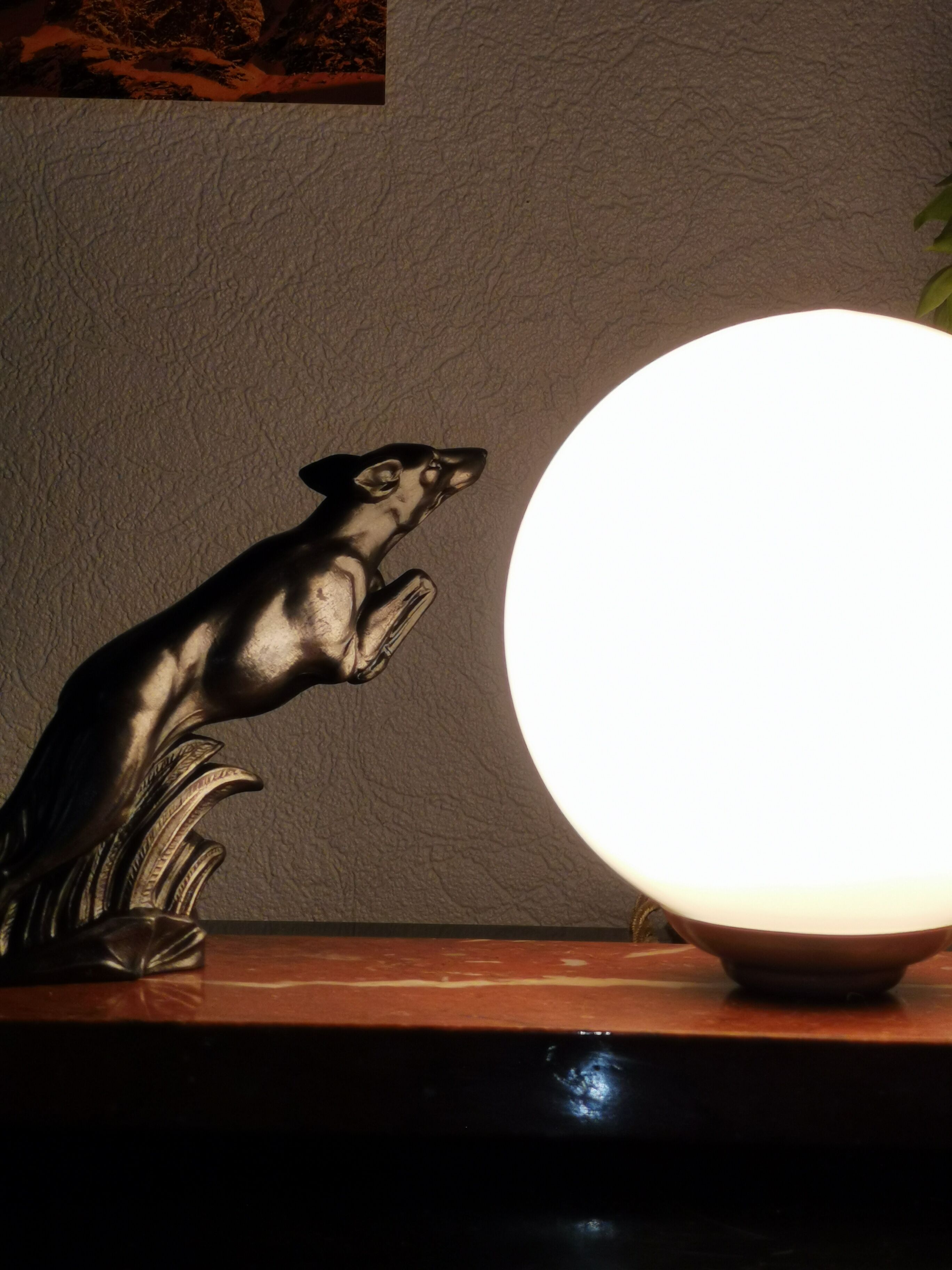 Art deco lamp, marble, globe, opaline and greyhounds in regulation, 1930