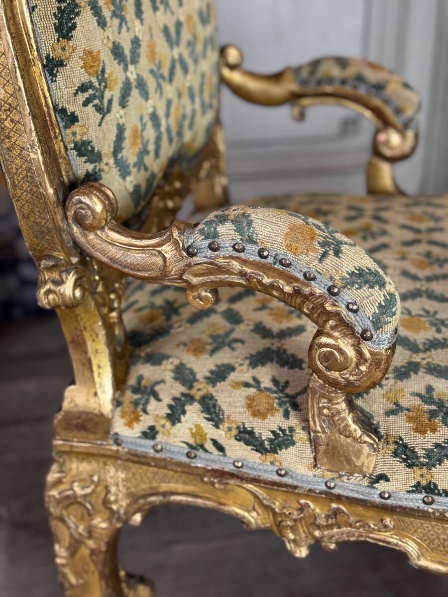 Remarkable small armchair in carved and gilded wood, Venice, early 18th century