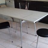 Table formica, 2 chaises et 1 tabouret vintage