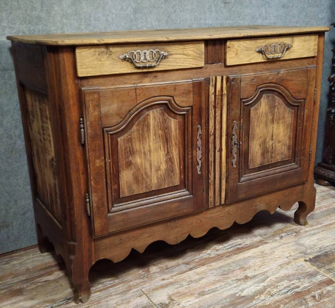 Buffet - very Louis XV style in solid oak from the 18th century.