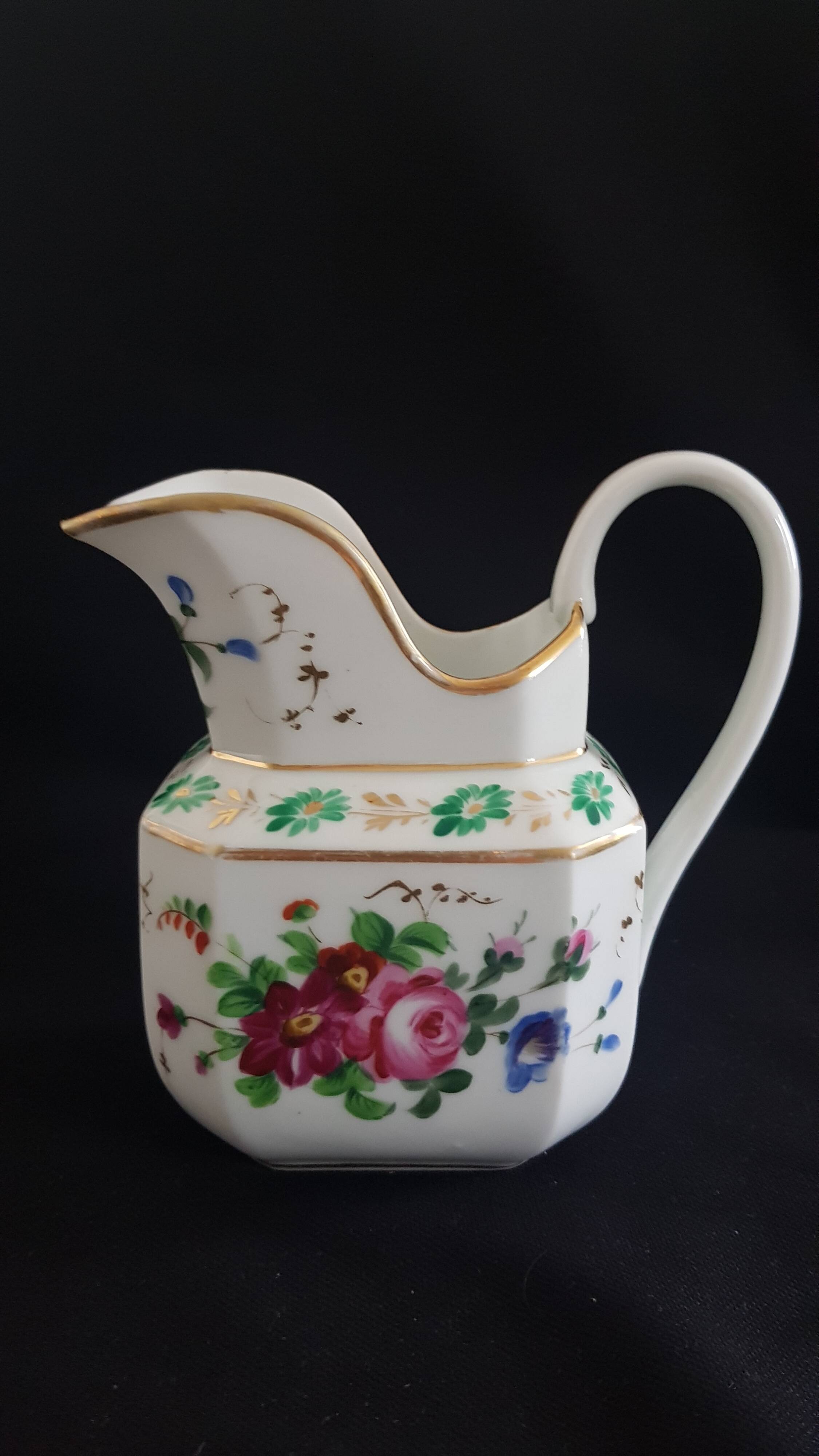 Large octagonal milk jug porcelain from Paris "Old Paris", mid-19th century.