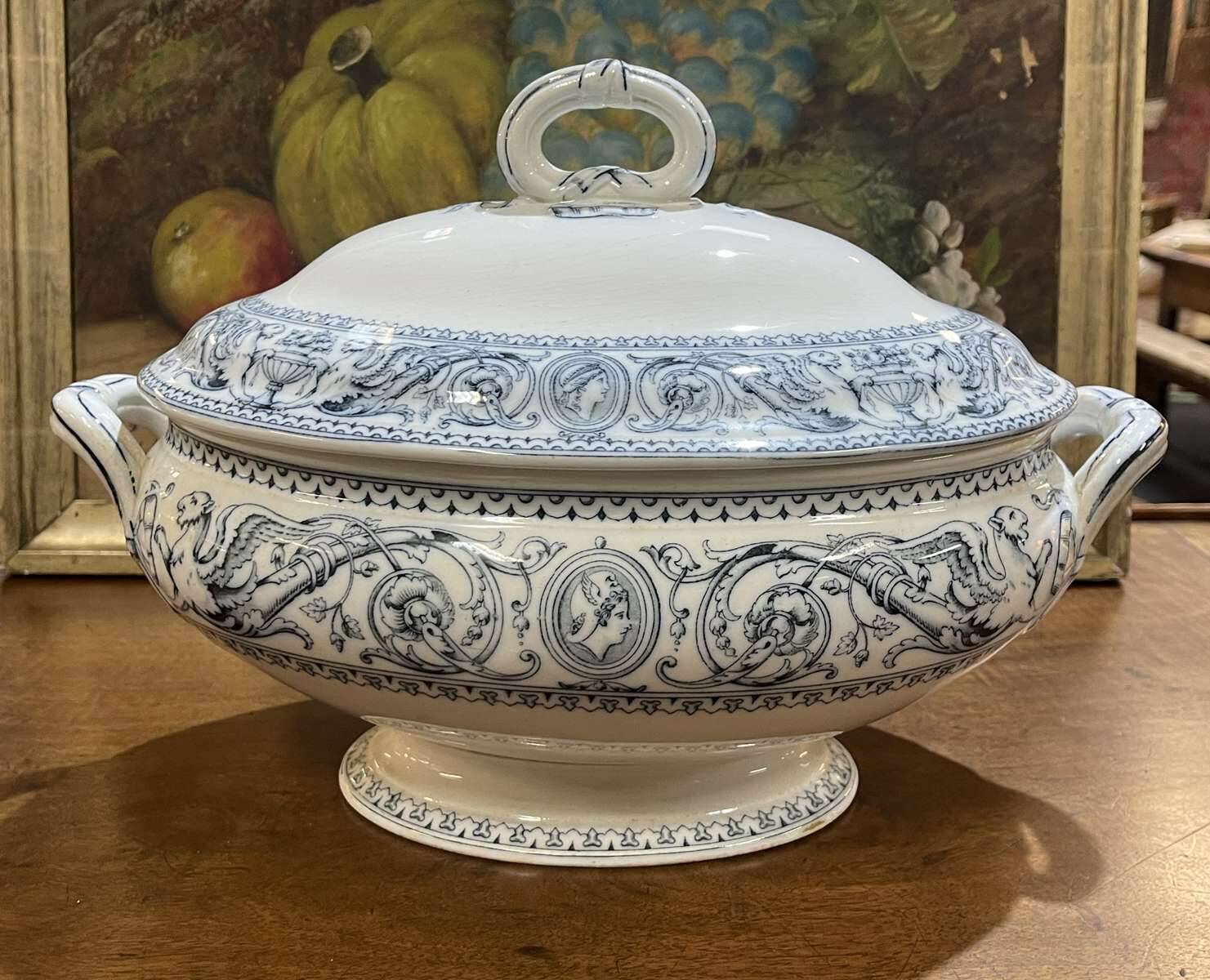 Important English Minton porcelain soup tureen, Florentine pattern