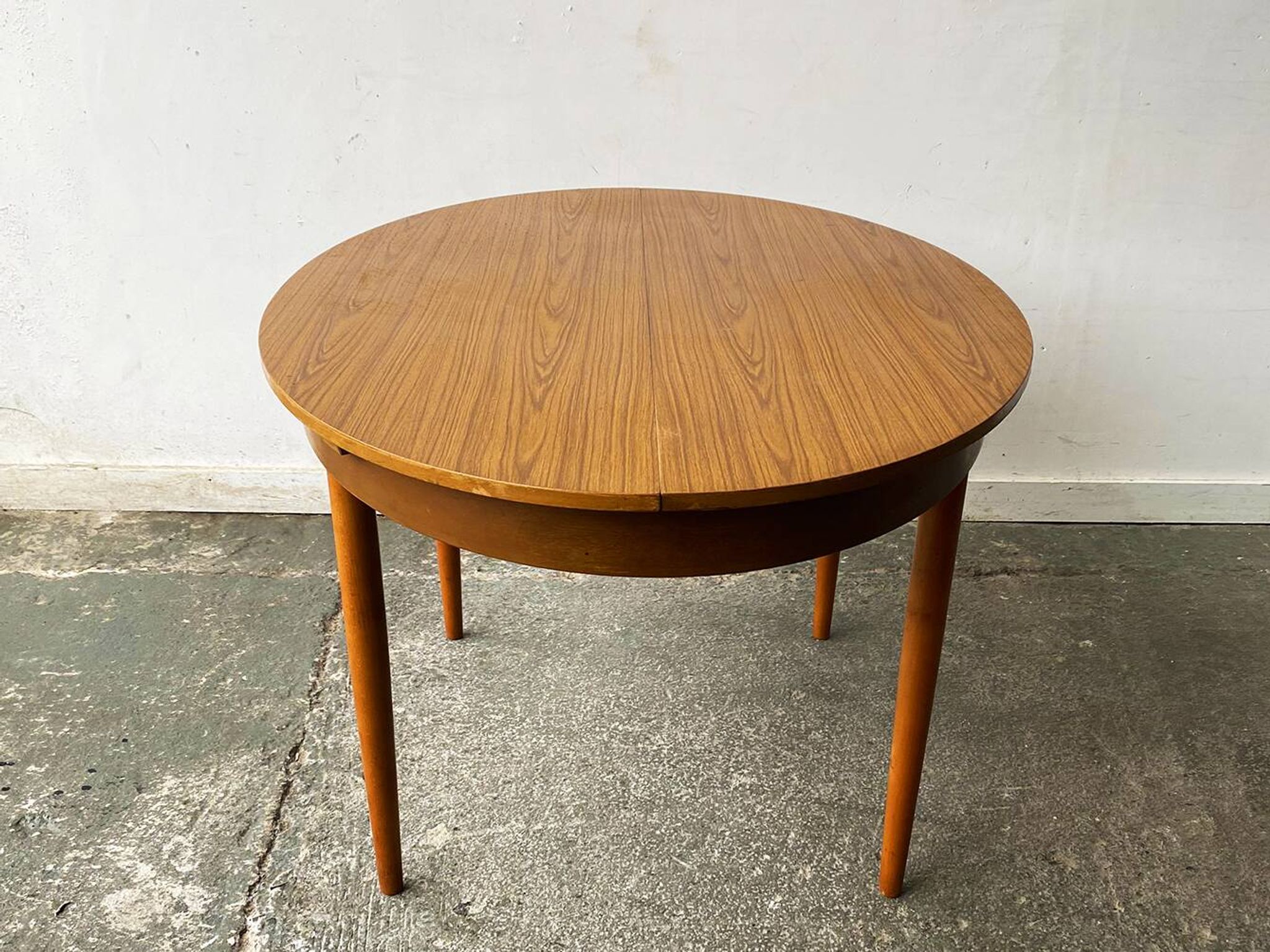 1960’s Mid-Century Modern extending dining table by Schrieber Furniture