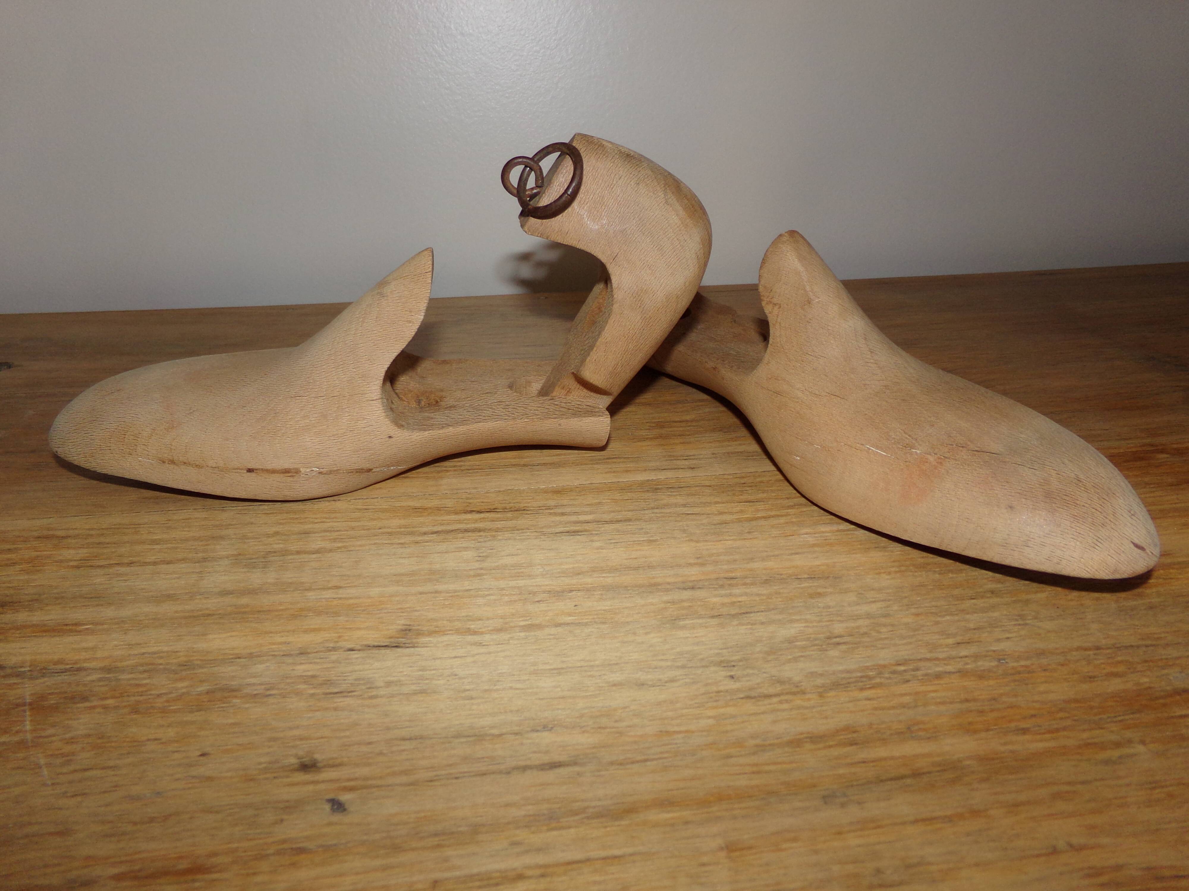 Paire d'embauchoirs en bois brut