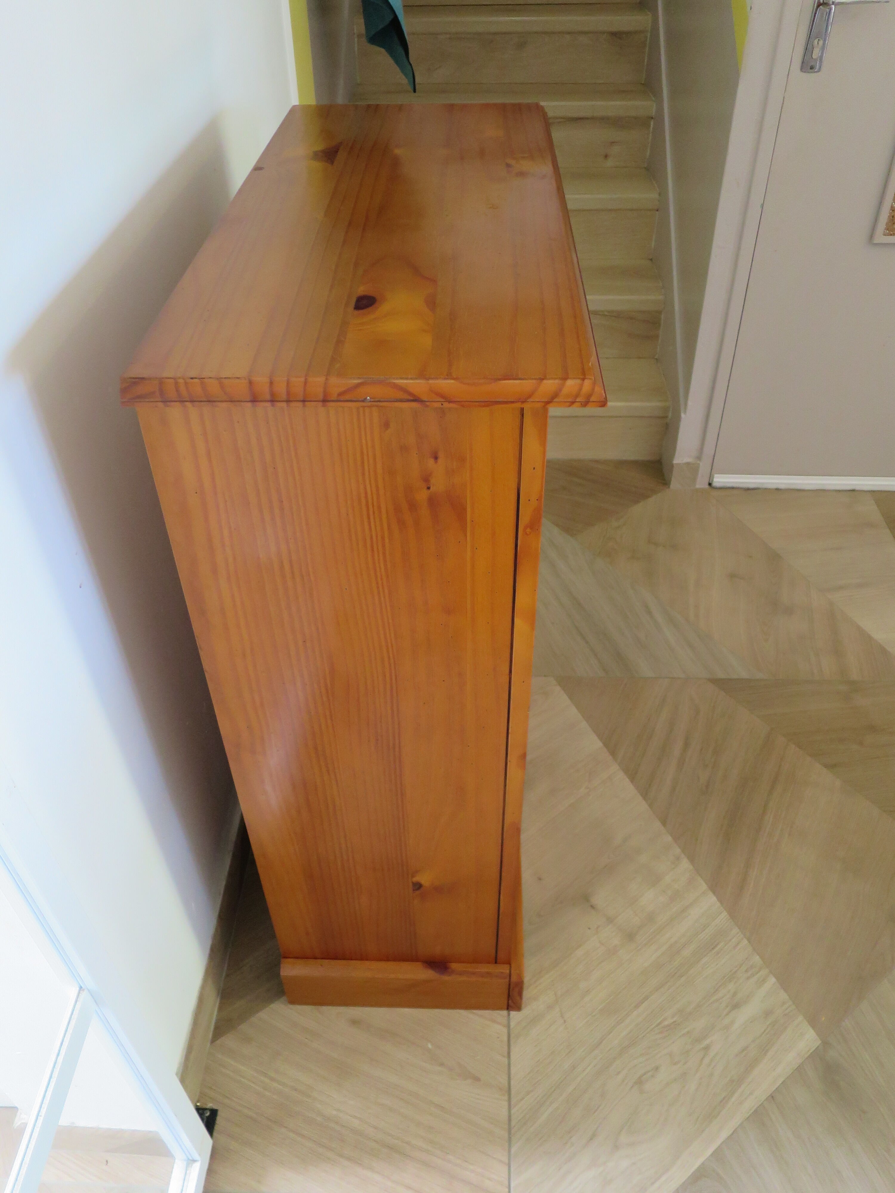 Solid wood bookshelf