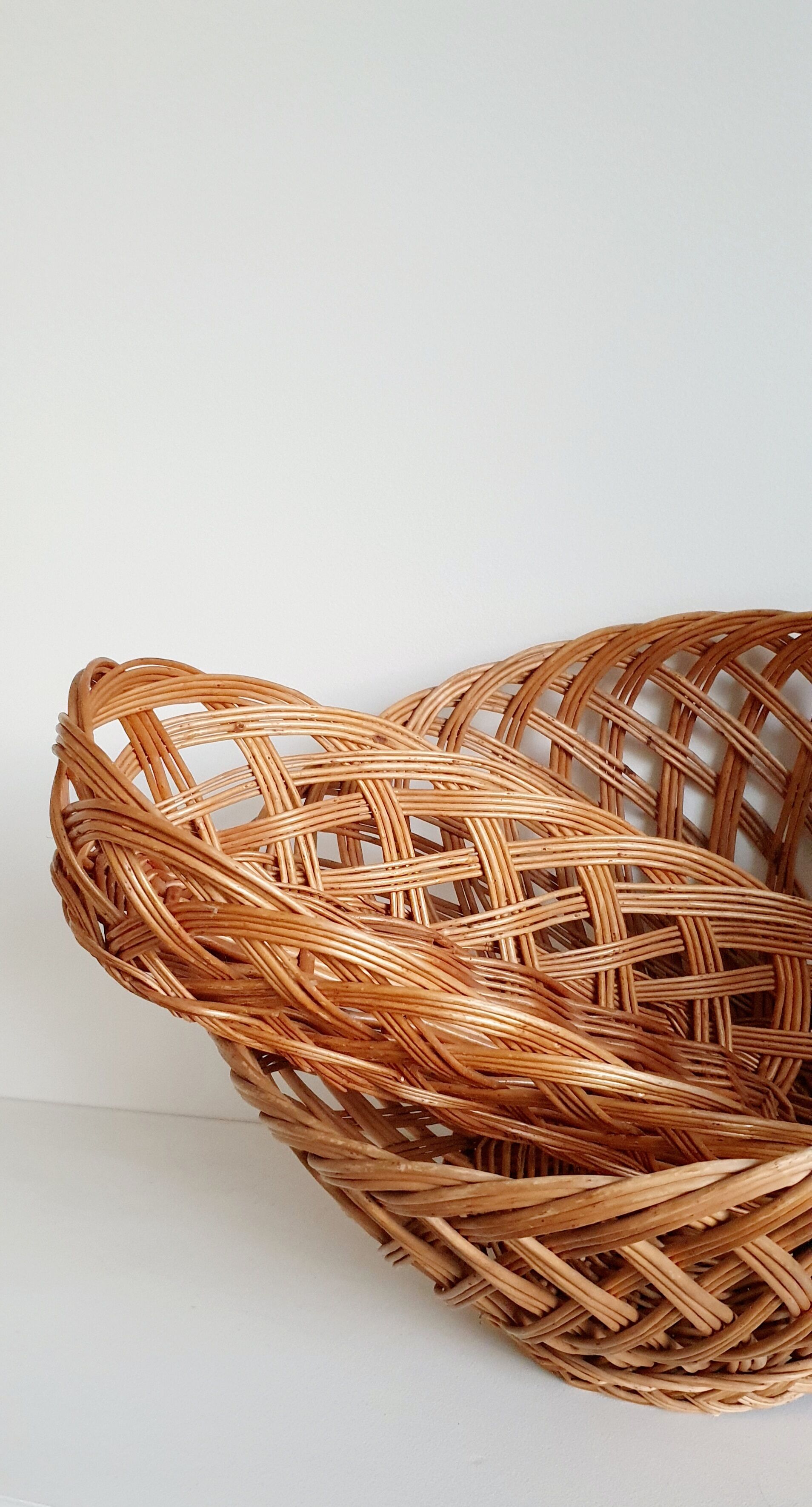 Bread basket and basket