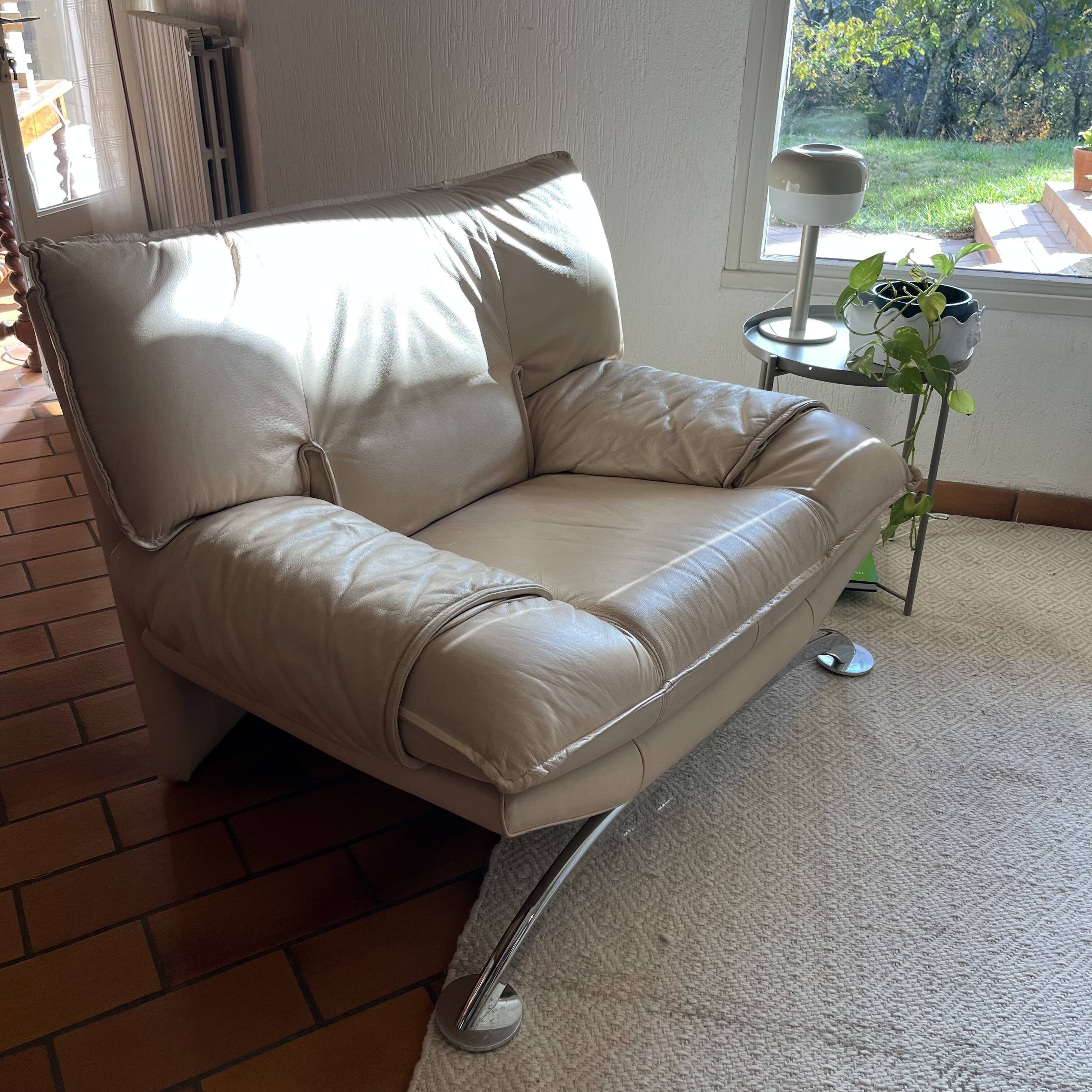 Fauteuil / Causeuse vintage cuir beige avec structure métal