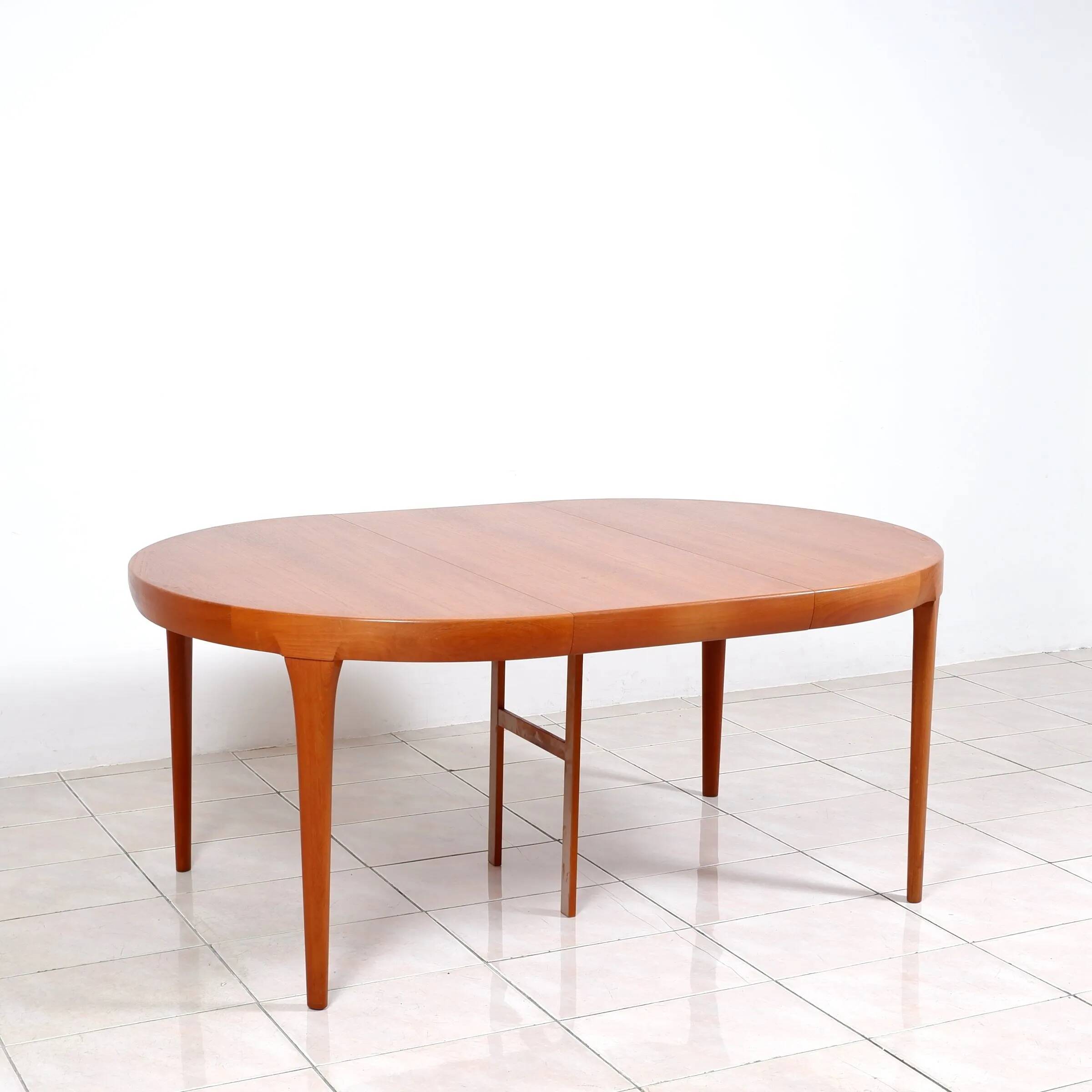 Round dining table in teak by Ib Kofod Larsen for Faarup Mobelfabrik