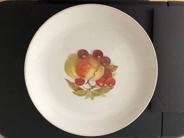 Arzberg porcelain plate + fruit