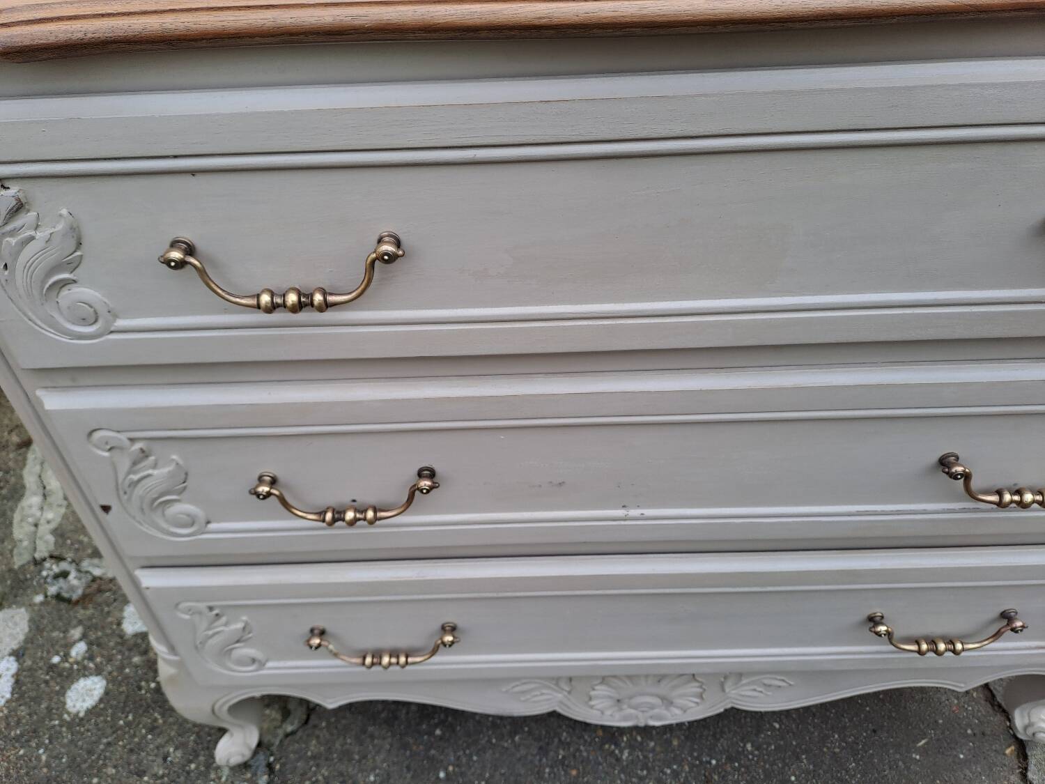 Commode de style louis xv  peinte