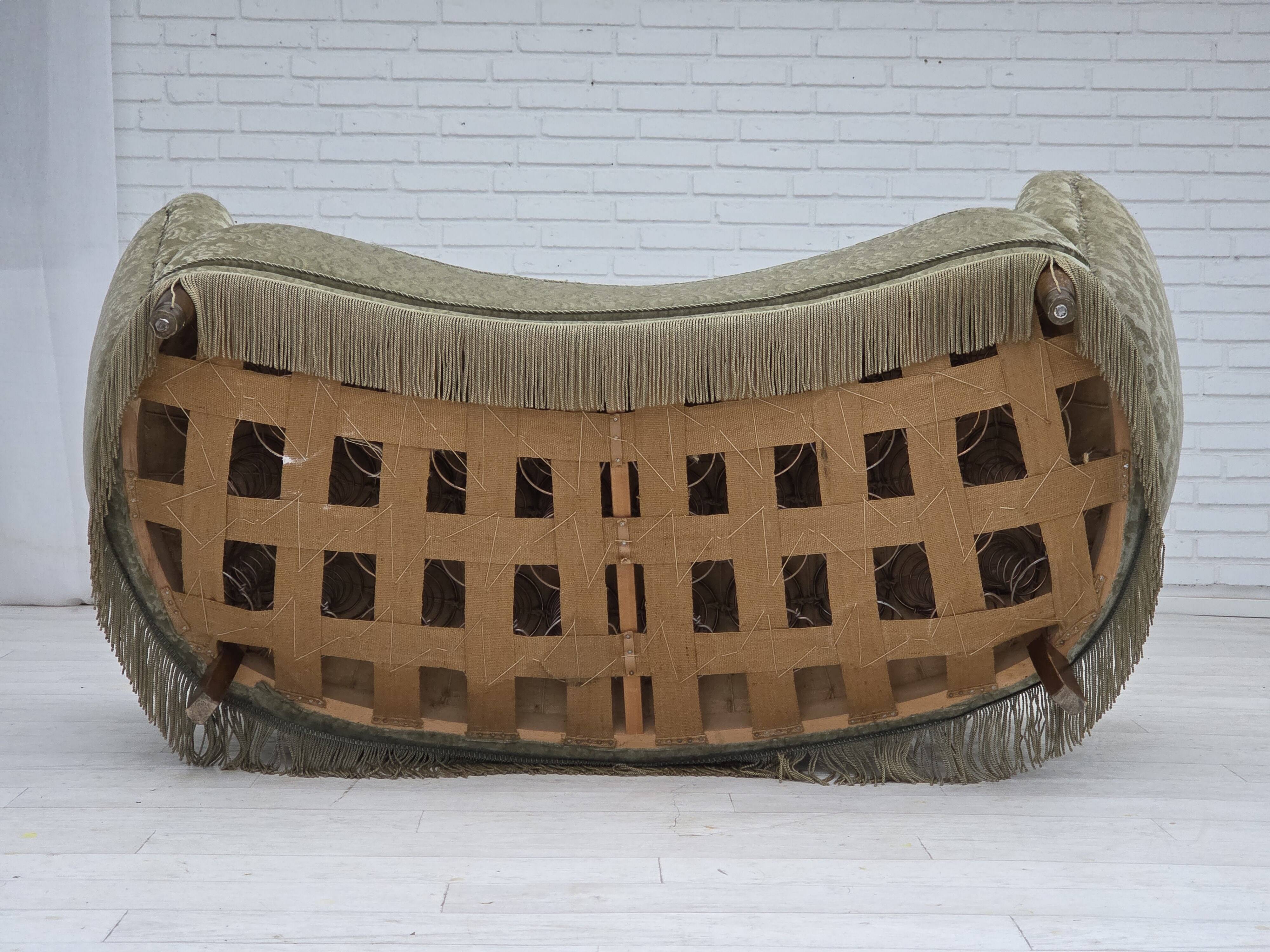 Canapé incurvé 2 places danois des années 1960, revêtement en velours vert clair.