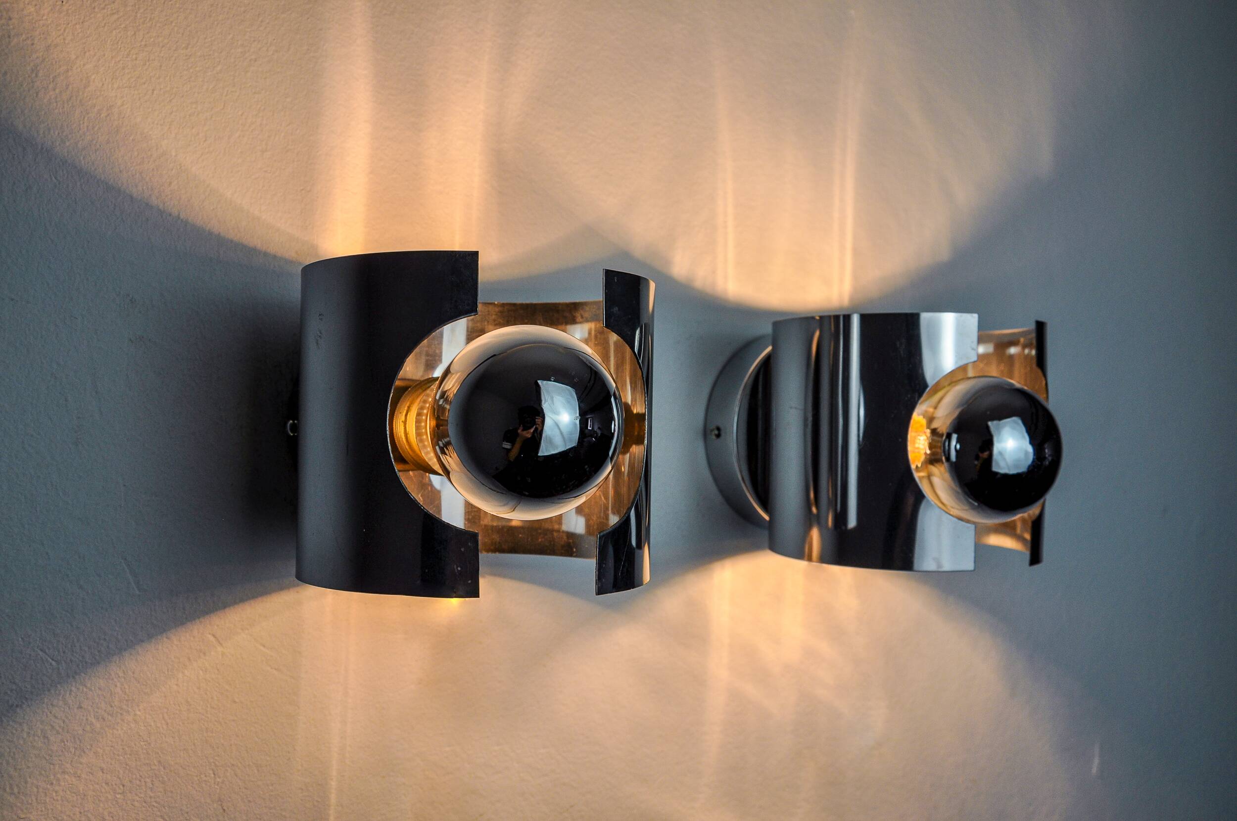 Pair of tubular space age wall lights, chromed metal, Italy, 1970