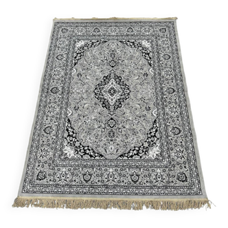 Oriental style rug 190cm x 140cm