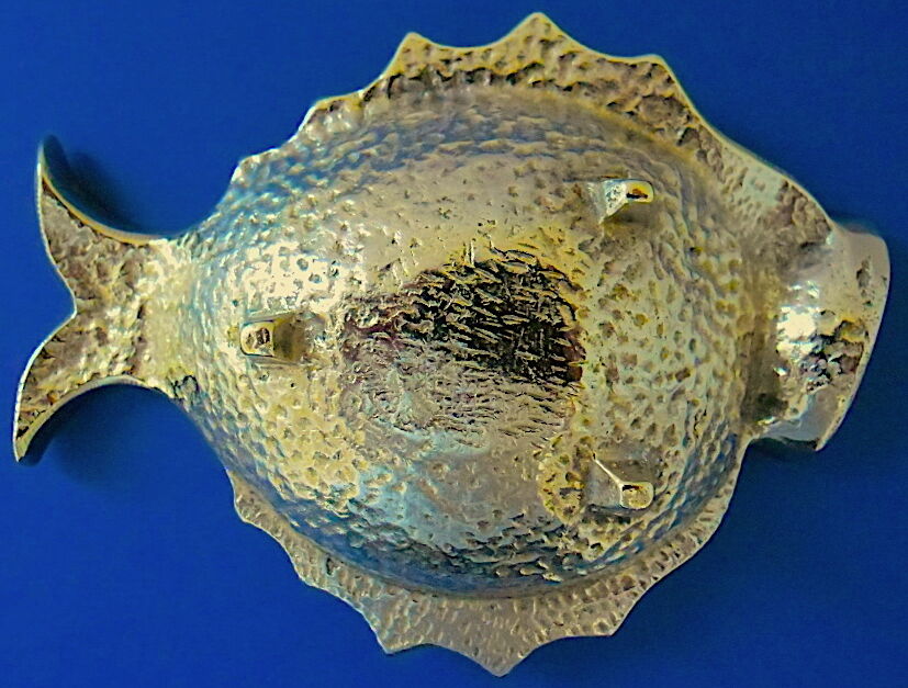 "Vintage" ashtray in bronze with golden natural patina representing a fish