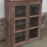 Armoire ancienne vitrée en bois avec fond métal