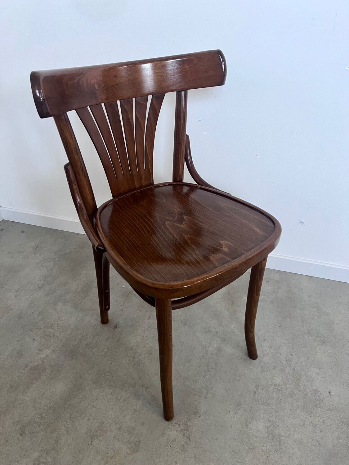 Lot 4 old vintage bentwood bistro chairs from the 70s