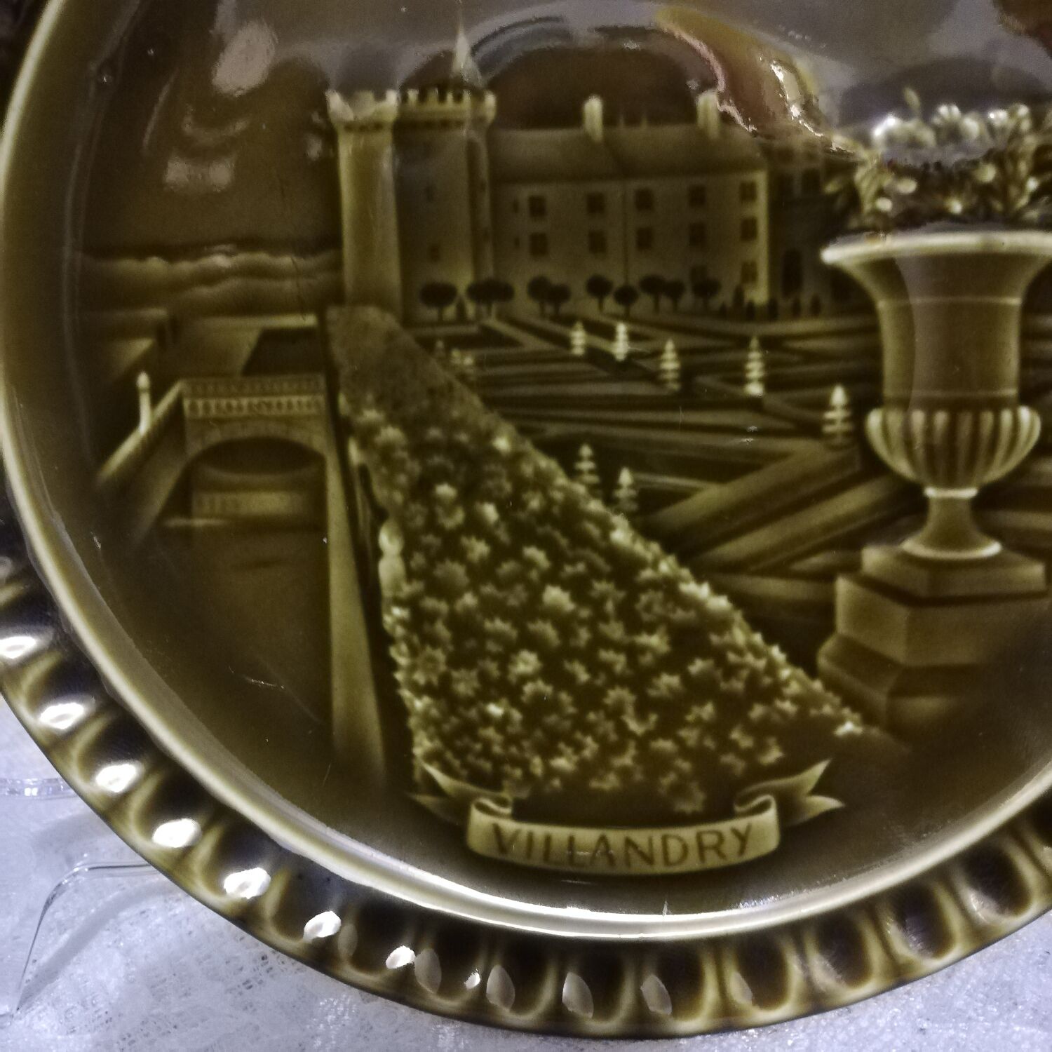 Assiette en barbotine Gien décor "château de Villandry"