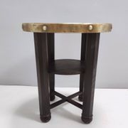 Table basse Durmast sécessionniste avec étagère et plateau rond en laiton, Austr