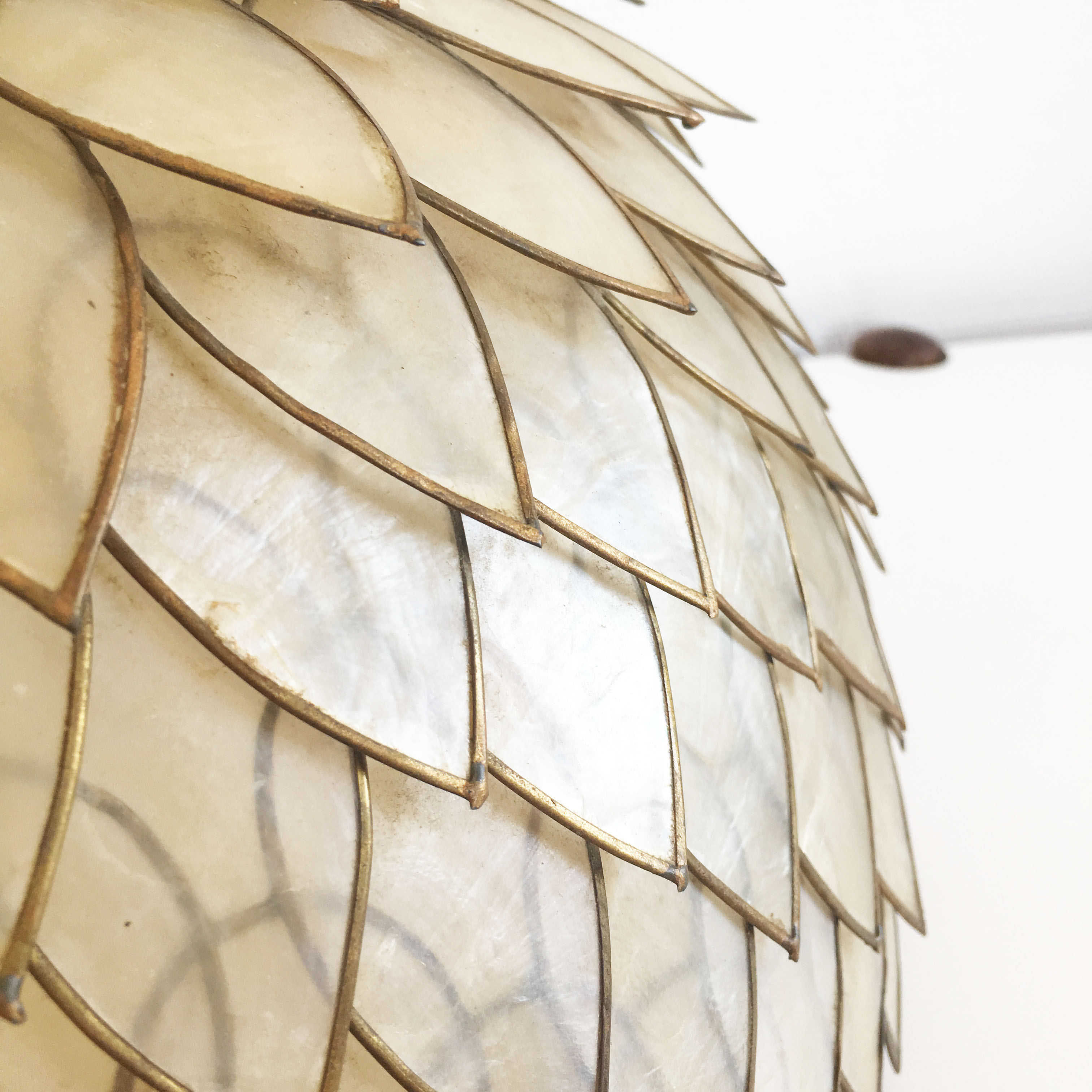 Petal hanging of mother-of-Pearl and brass