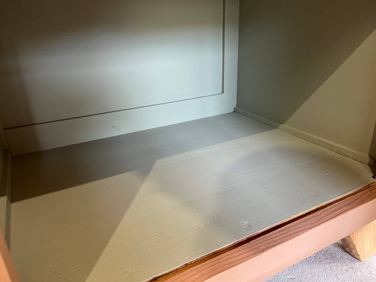 Parisian wardrobe with compass feet