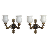 Paire d'appliques murales double cygne de style Lucien Gau avec abat-jours en verre opaque