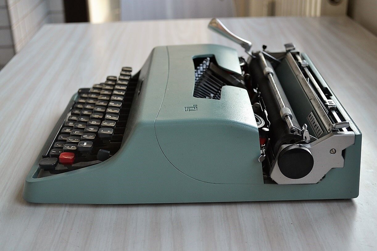 Typewriter portable olivetti lettera 32