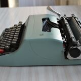 Typewriter portable olivetti lettera 32