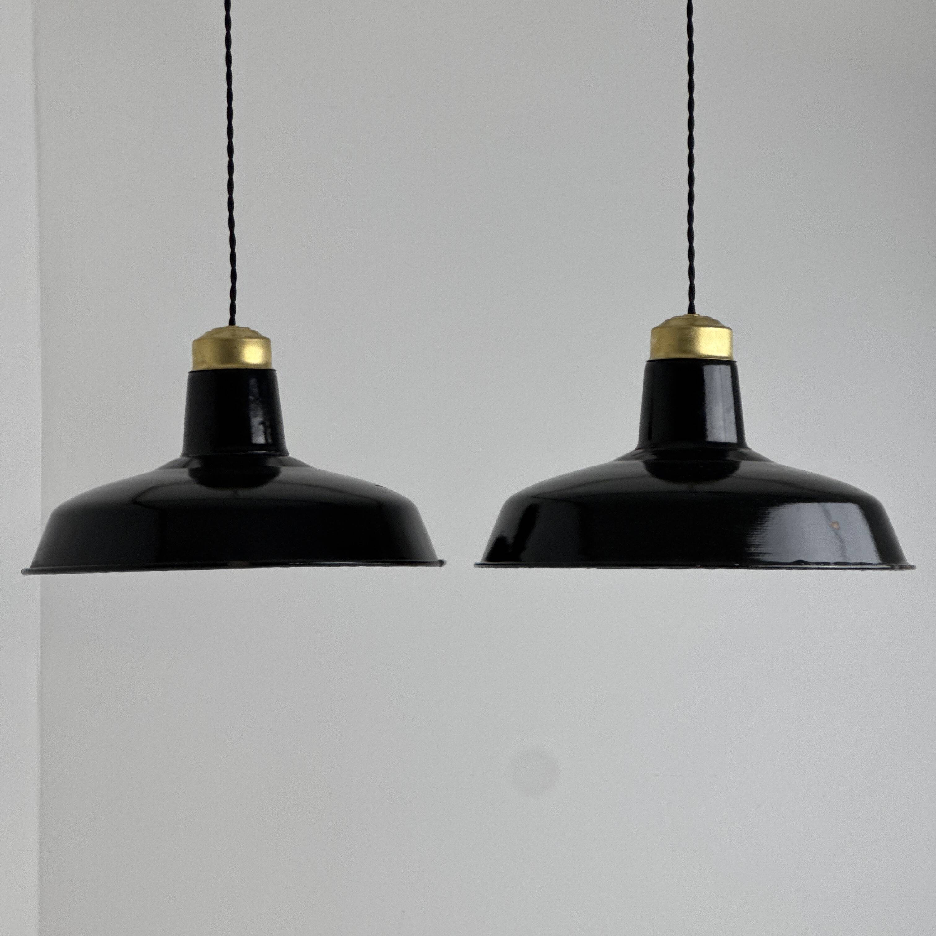 Paire d’anciennes suspensions d’atelier emaillees industriel