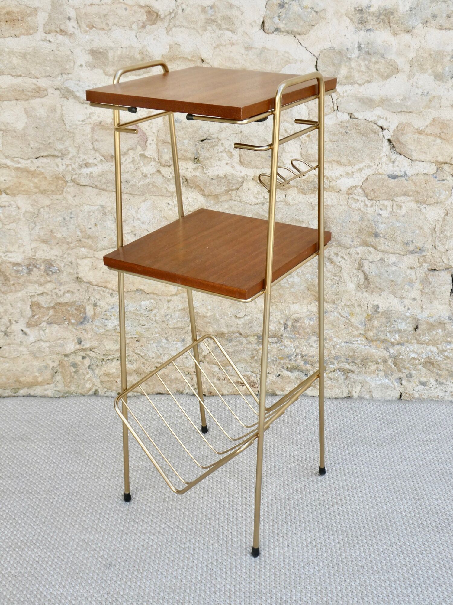 Pedestal table holders magazines in gilded metal and wood, 70s