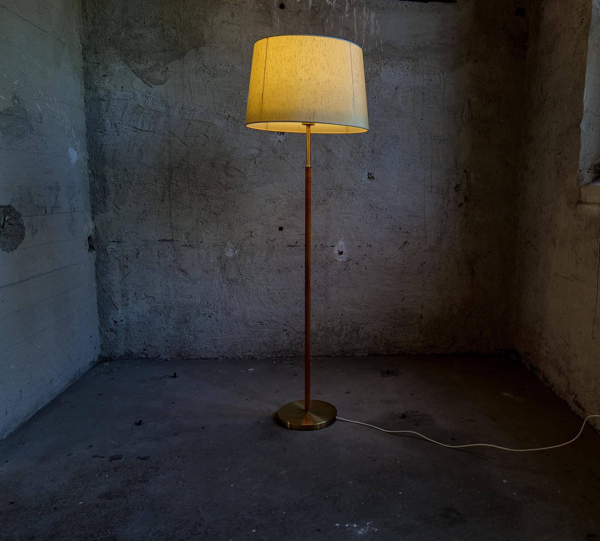 Modern mid-century brass and leather floor lamp Atelje Lyktan, Sweden