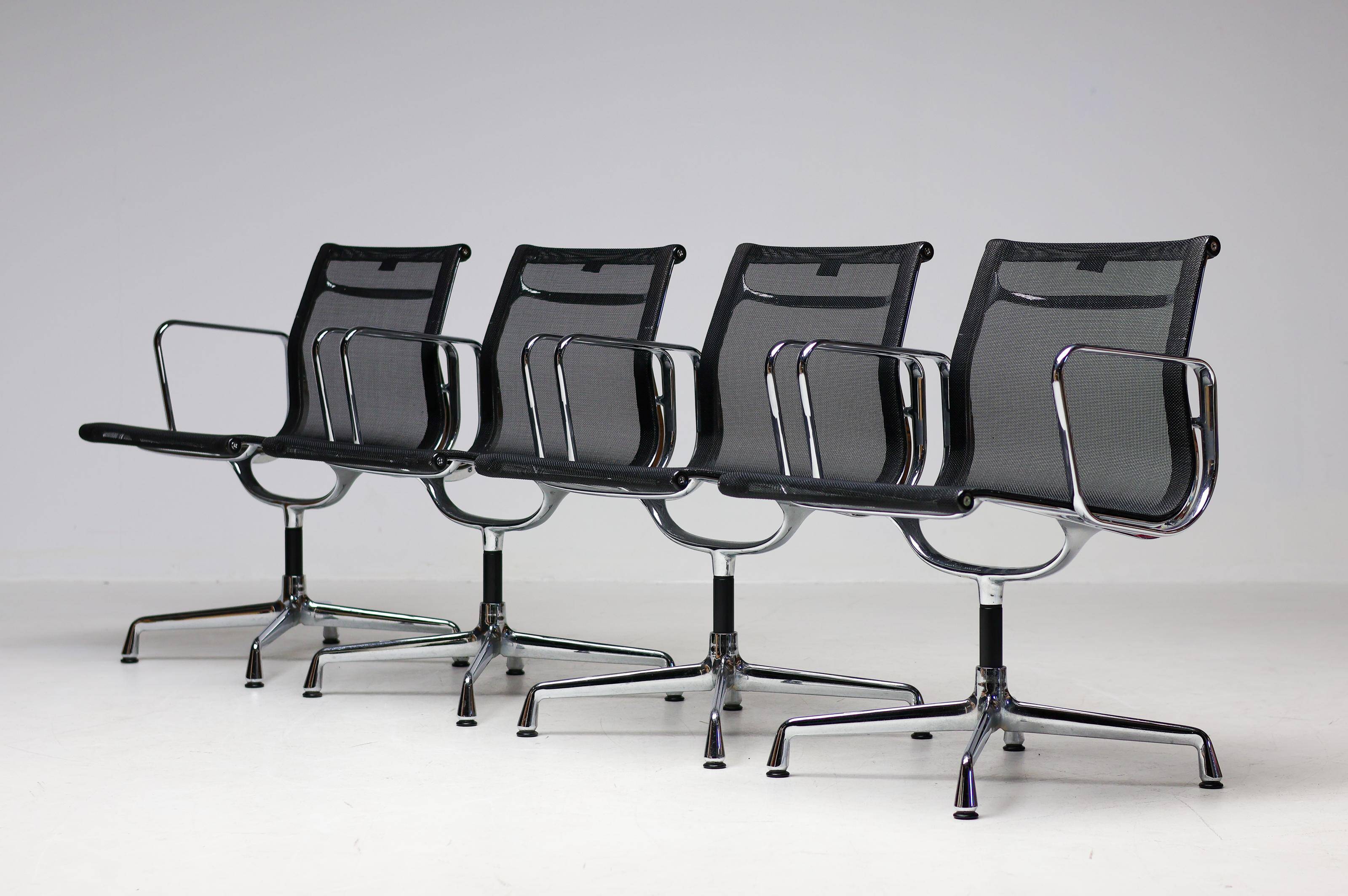 Ensemble de quatre chaises pivotantes EA108 Eames "Aluminium Group" par Vitra en noir